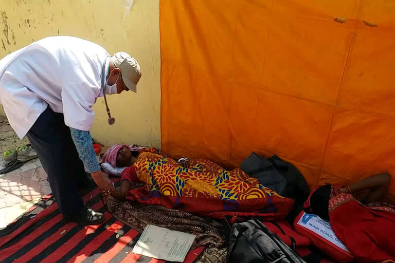 woman sitting on hunger strike with whole family in latehar