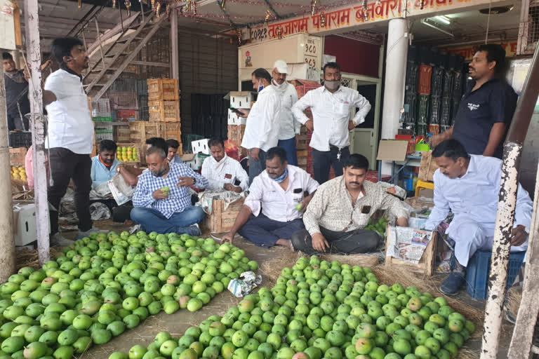 Mangoes buying in Market yard