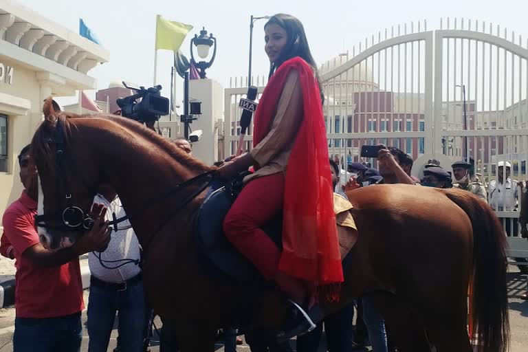 mla-amba-prasad-reached-assembly-on-horseback-on-international-womens-day