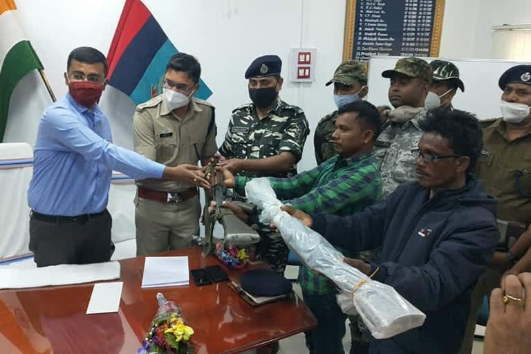 two naxalites surrendered in chatra