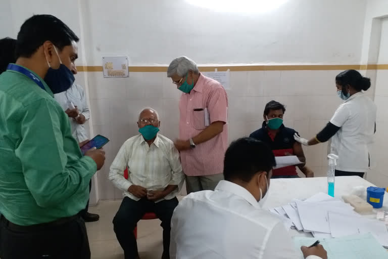 elderly people are coming forward for covid vaccination in jamshedpur