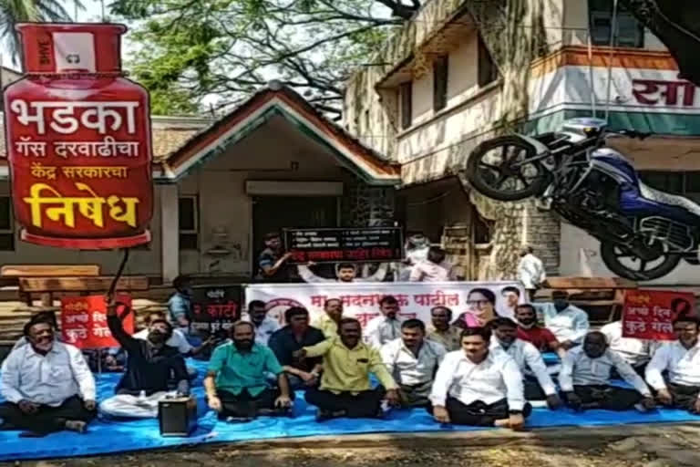 congress agitation against increase petrol rate in sangli