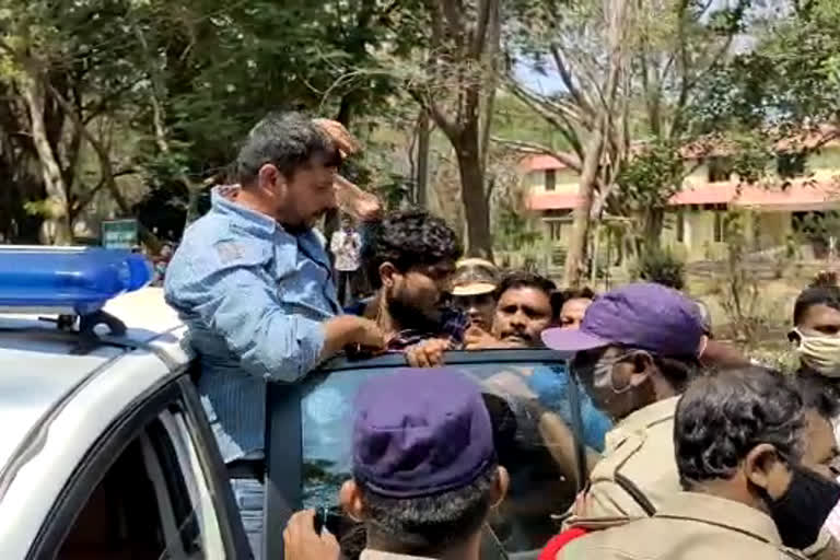 warangal Kakatiya University. Protesting against this election campaign of trs