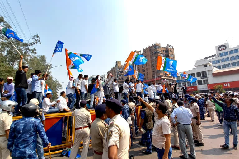 NSUI workers lathi charge