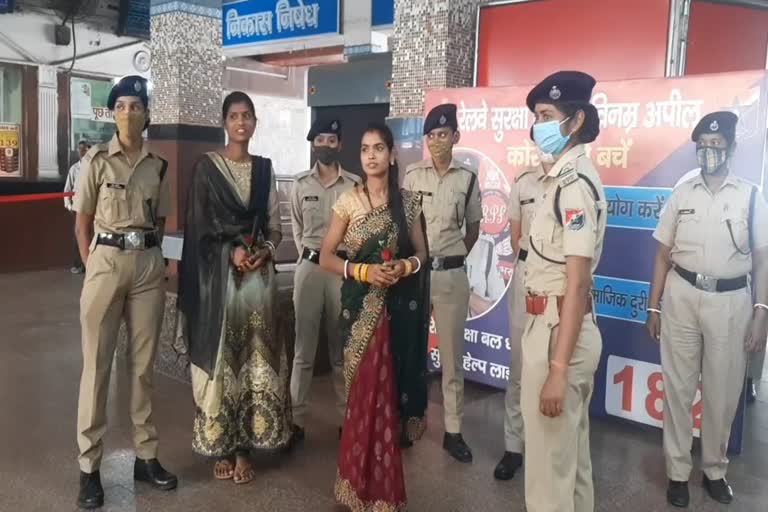 pf team distributed roses to women passengers on women's day