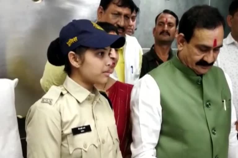 Minister of Home Affairs became a female constable on International Women's Day in madhyapradesh