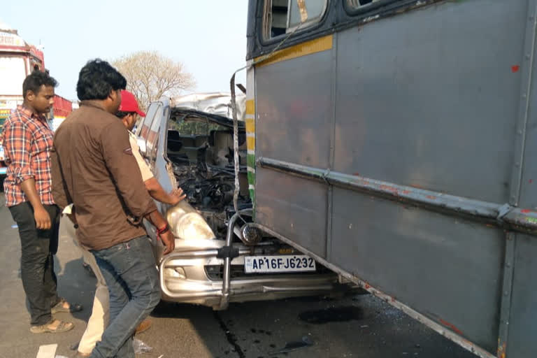 nine people injured in a road accident at bheemadolu west godavari district