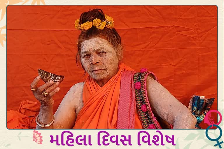 અલખને ઓટલે ધુણી ધખાવતી શક્તિ સમાન મહિલા સાધુઓ