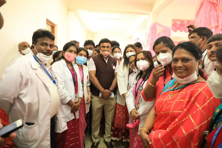 Pink bhoot open, Pink bhoot open by Minister Sudhakar, Pink bhoot open for covide test in Bangalore, Pink bhoot news, ಪಿಂಕ್​ ಭೂತ್ ಉದ್ಘಾಟನೆ, ಪಿಂಕ್​ ಭೂತ್ ಉದ್ಘಾಟಿಸಿದ ಸಚಿವ ಸುಧಾಕರ್​, ಕೋವಿಡ್​ ಪರೀಕ್ಷೆಗಾಗಿ ಪಿಂಕ್​ ಭೂತ್ ಉದ್ಘಾಟನೆ, ಪಿಂಕ್​ ಭೂತ್ ಉದ್ಘಾಟನೆ ಸುದ್ದಿ, ಬೆಂಗಳೂರಿನಲ್ಲಿ ಪಿಂಕ್​ ಭೂತ್ ಉದ್ಘಾಟನೆ,