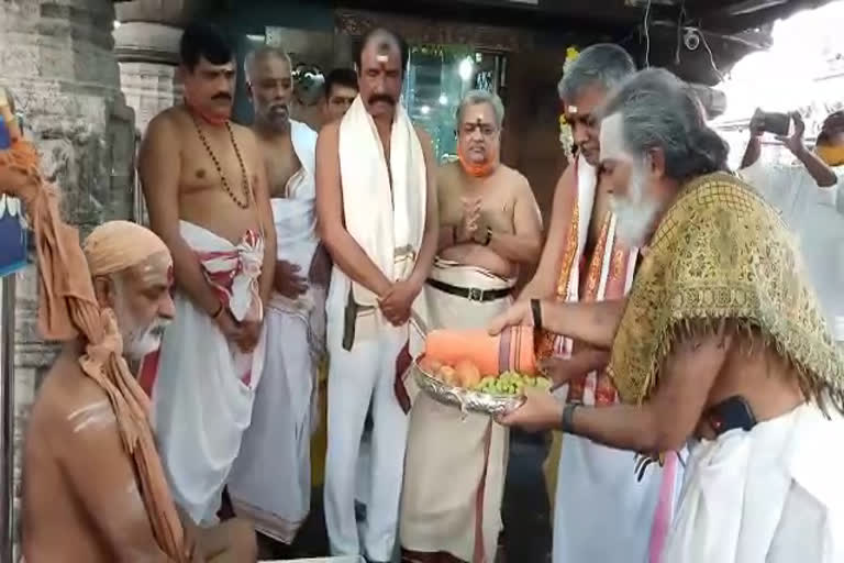 toguta-peetadhipathi-madhavananda-swamy-in-rajarajeswara-temple-in-rajanna-sircilla-district