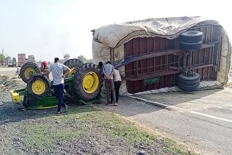 Chaksu news, tractor trolley overturned