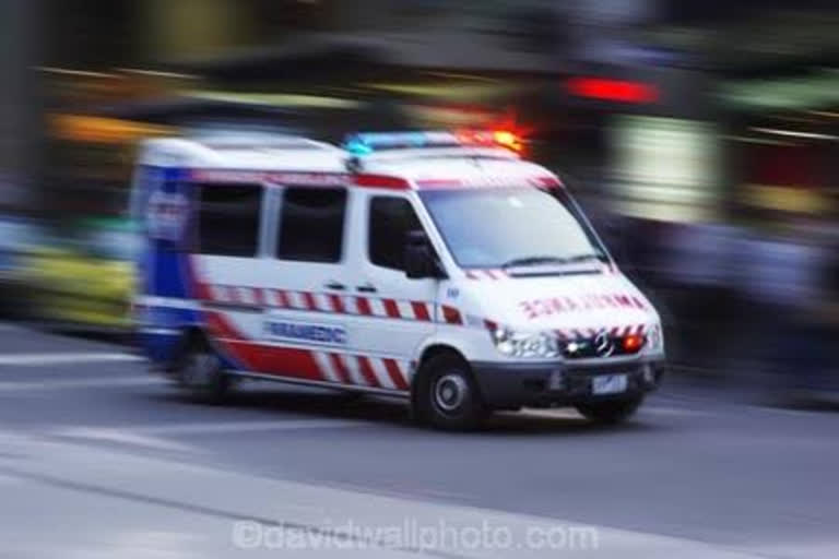 ambulance driver leaves woman and child on road  ആംബുലൻസ് ഡ്രൈവർ  ആംബുലൻസ് ഡ്രൈവർ പാലക്കാട്  പാലക്കാട്  ambulance driver  ambulance driver palakkad  palakkad