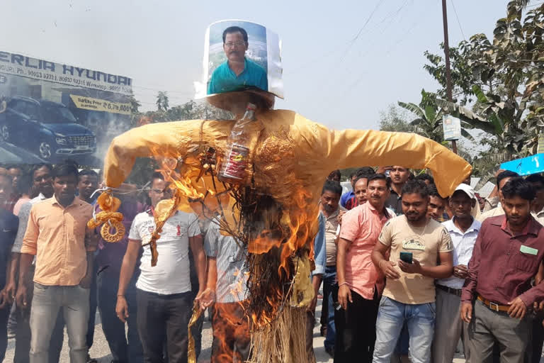 প্রার্থীর কুশপুত্তলিকা পুড়িয়ে বিক্ষোভ তৃণমূল কর্মীদের