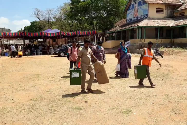 బ్యాలెట్ బాక్సులను తీసుకెళ్తున్న ఎన్నికల సిబ్బంది