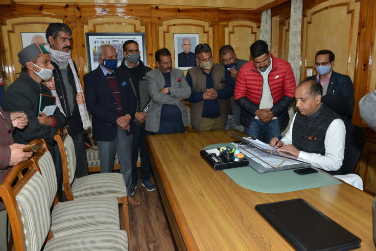 Delegation of members of Rampur Zilla Parishad met CM Jairam Thakur