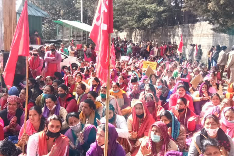 anganwadi-workers-protest-outside-the-assembly-in-shimla