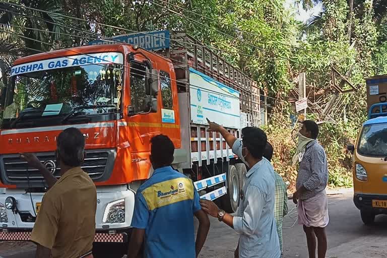 gas lorry accident  nadapuram lorry accident  kozhikode gas lorry accident  ഗ്യാസ് ലോറി അപകടം  നാദാപുരം ലോറി അപകടം  കോഴിക്കോട് ലോറി അപകടം