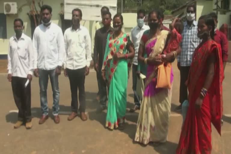 8 Villagers demand bridge infront of koraput collector