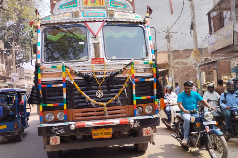 ट्रक ने टक्कर मार दी