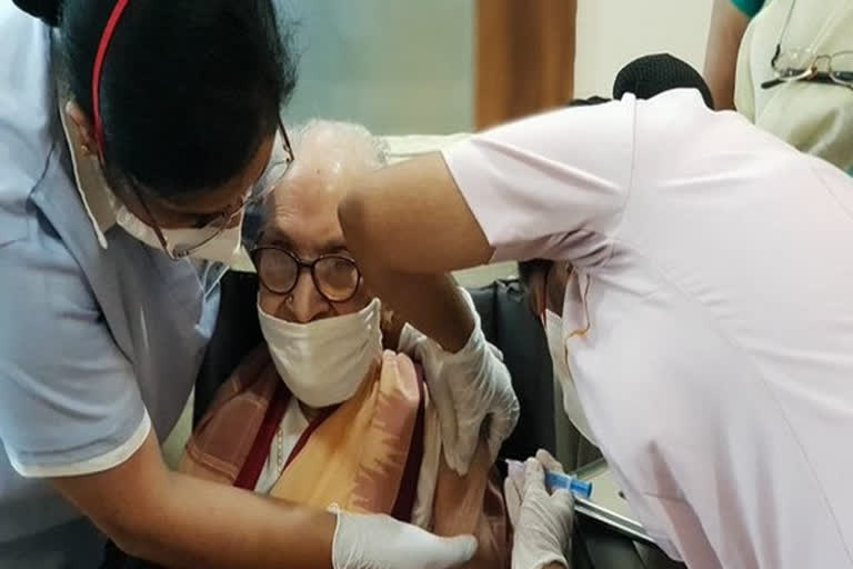 103-year-old becomes oldest woman in India to get Covid-19 vaccine,  103-year-old becomes oldest woman in India,  Covid-19 vaccine,  Covid-19, vaccine,  Covid-19 vaccine,  103-year-old,  കൊവിഡ് വാക്സിന്‍ സ്വീകരിച്ച് 103 വയസുകാരി,  കൊവിഡ് വാക്സിന്‍,  കൊവിഡ്,,  വാക്സിന്‍,  103 വയസുകാരി,  ആരോഗ്യ കുടുംബക്ഷേമ മന്ത്രാലയം,