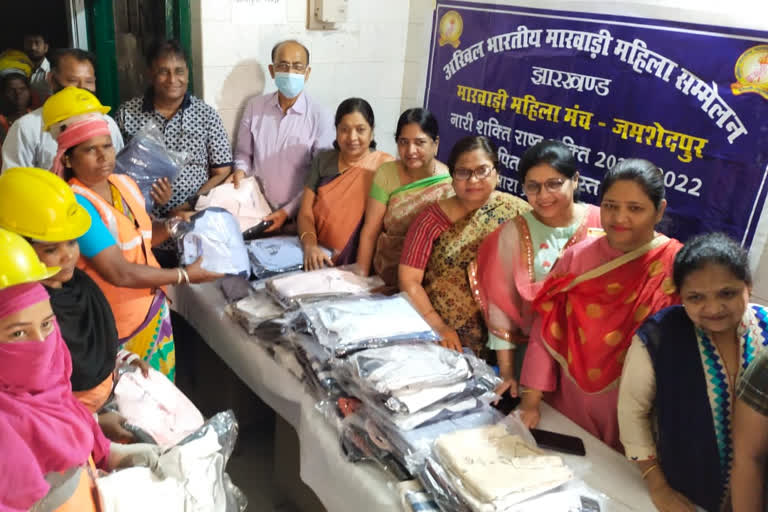 marwari mahila manch awarded to scavengers in jamshedpur