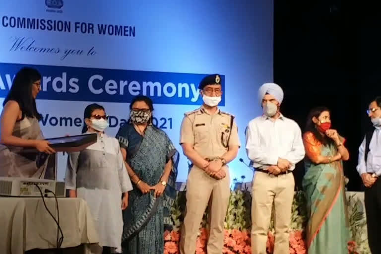 Delhi Women's Commission honored 48 people