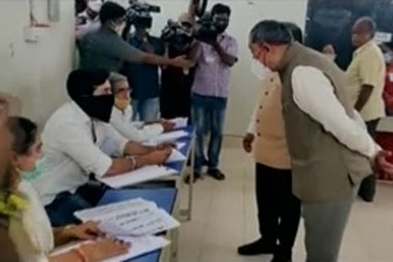 sec nimmagada ramesh kumar inspect polling center at vijaywada