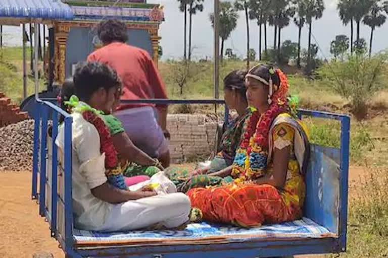 The newlyweds went home in a tricycle in Manamadurai