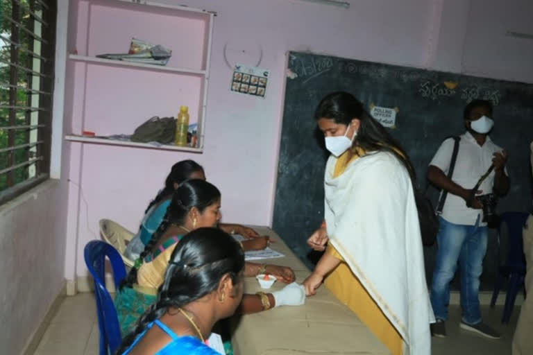 vijayawada tdp mayor candidate kesineni swetha casted her vote