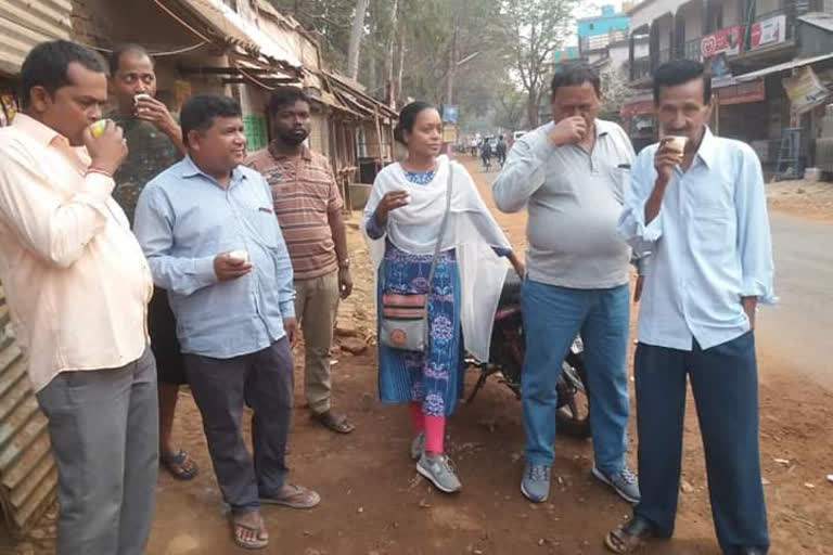 প্রচারে বেরিয়ে চায়ের আসরে ঝড় তুলছেন বীরবাহা