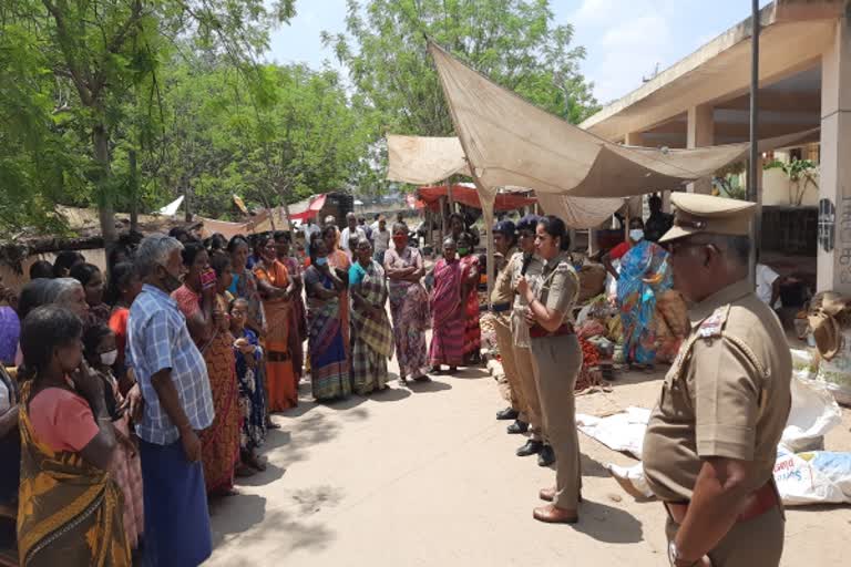 பெண்கள், பெண் குழந்தைகள் மீதான பாலியல் வன்கொடுமைகளை தடுப்பதற்காக காவல் ஆய்வாளர் தலைமையில் நடத்தப்பட்ட விழிப்புணர்வு நிகழ்ச்சியில் துண்டு பிரசுரங்கள் வழங்கப்பட்டது.