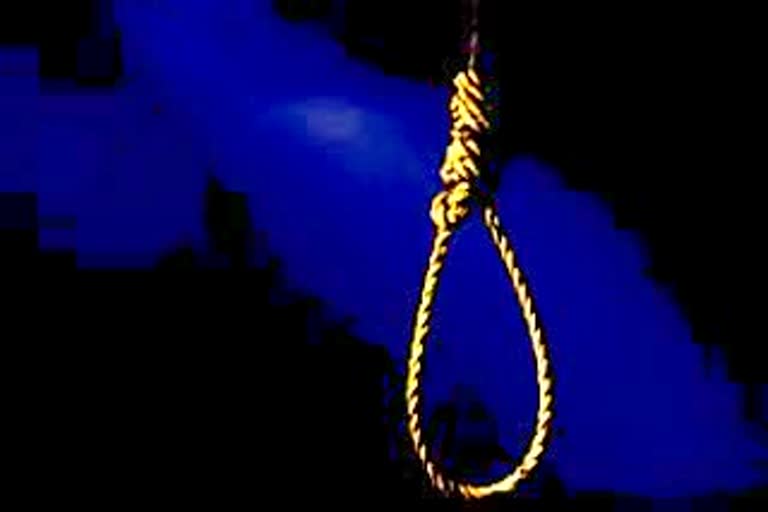 Dead body found hanging in Raipur