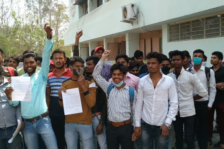 students protest in damoh