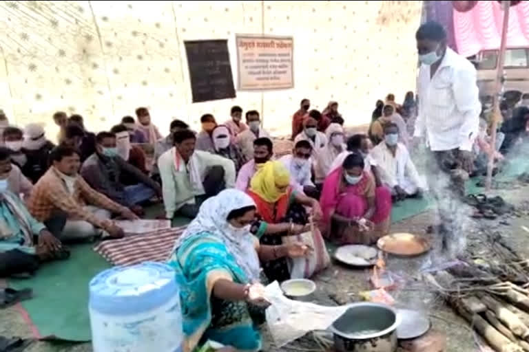 Ganeshpur villagers Bhakar Besan Karo  agitation