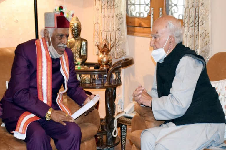 Governor Bandaru Dattatreya meets former Chief Minister Shanta Kumar