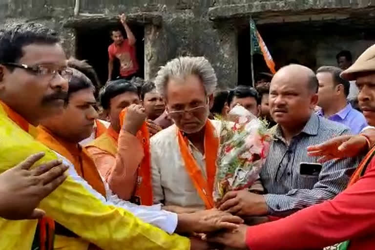 Ashok Roy left the Congress and joined the BJP