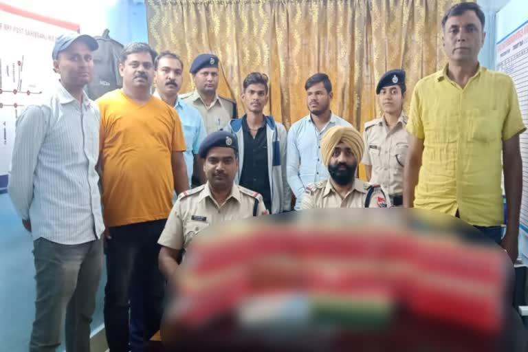 two-youths-arrested-with-illegal-liquor-in-howrah-gaya-express-in-sahibganj