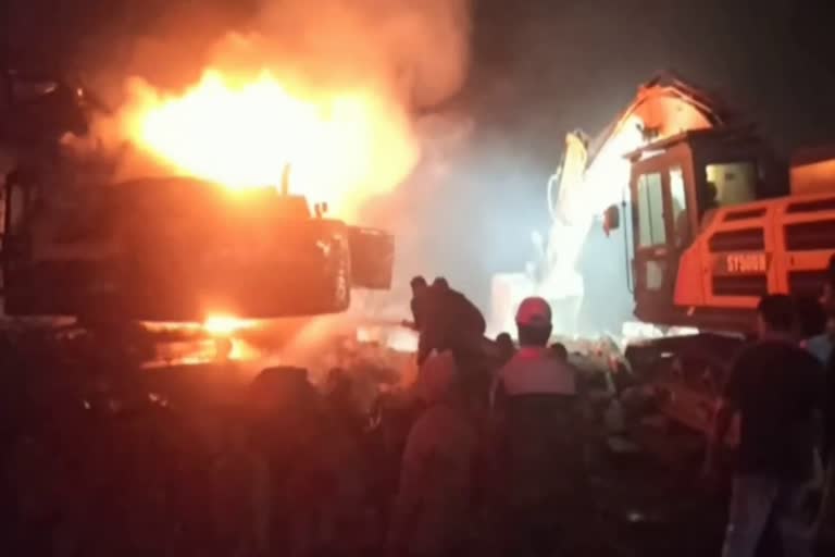 poklen-machine-caught-fire-in-dhanbad