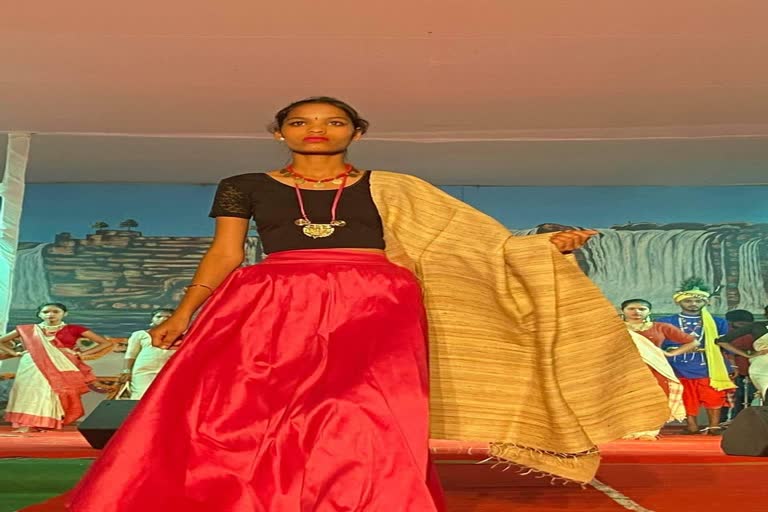 third-genders-also-became-part-of-fashion-show-at-chitrakote-festival