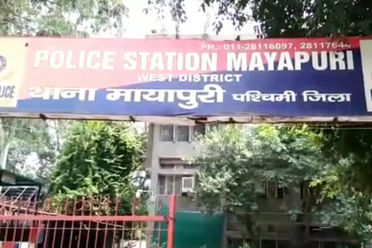 a youth attacked with a knife in mayapuri delhi