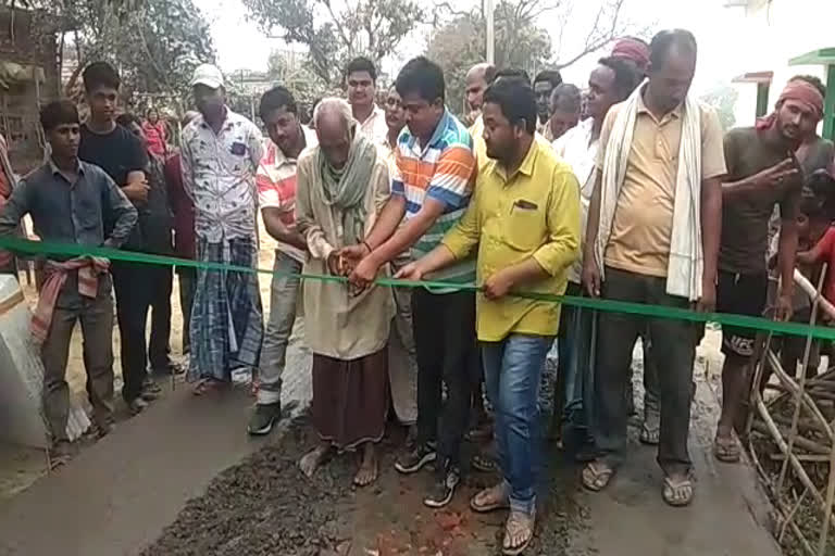 নির্বাচনী আচরণবিধির মধ্যেই সরকারি রাস্তার শিলান্যাস করে বিতর্কে তৃণমূল নেতা