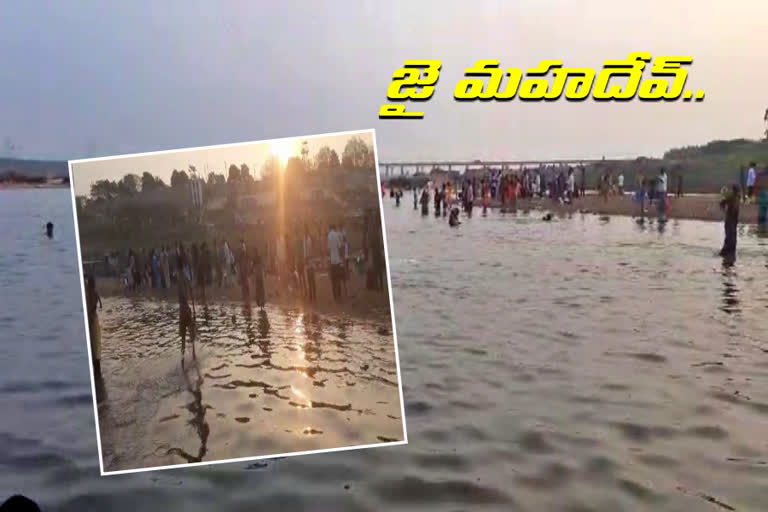 devotes-rush-at-godavari-in-bhadrachalam