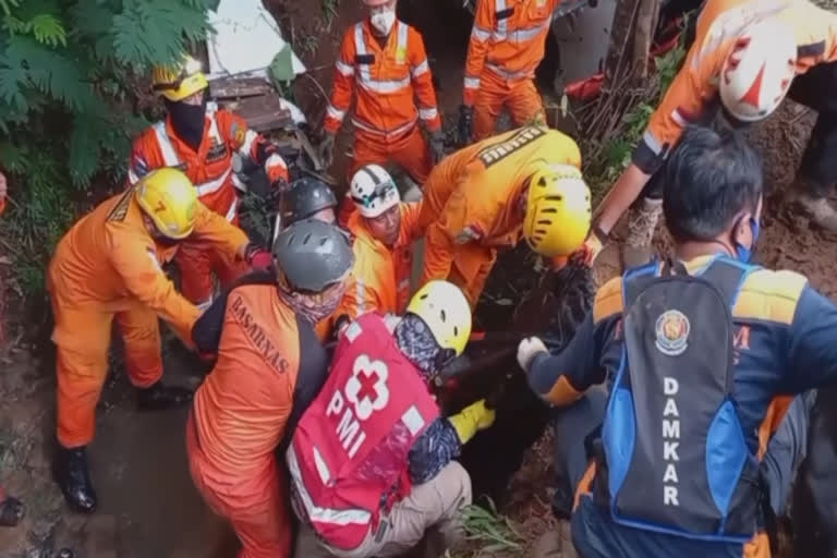Indonesia rescuers remove bodies from crashed bus