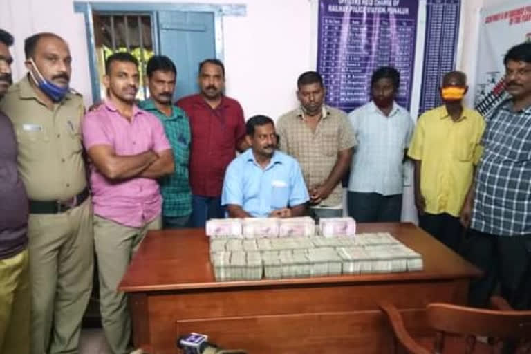 Three men arrested for money laundering  ഒന്നരക്കോടി രൂപയുമായി തമിഴ്‌നാട് സ്വദേശികളായ മൂന്നുപേർ പിടിയിൽ  കൊല്ലം  തമിഴ്‌നാട് സ്വദേശികളായ മൂന്നുപേർ പിടിയിൽ  തമിഴ്‌നാട്  മധുരൈ  money laundering  പുനലൂർ റയിൽവേ പൊലീസ്  punalur railway police  കള്ളപ്പണം  ആദായനികുതി വകുപ്പ്  income tax department   Suggested Mapping : state