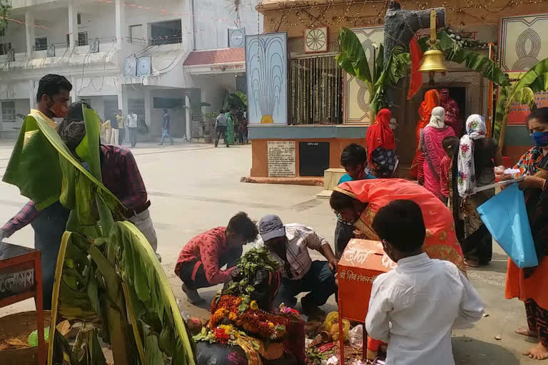 Following the Corona rules, Shiva devotees visited the Shivalinga at the ancient Nagradham