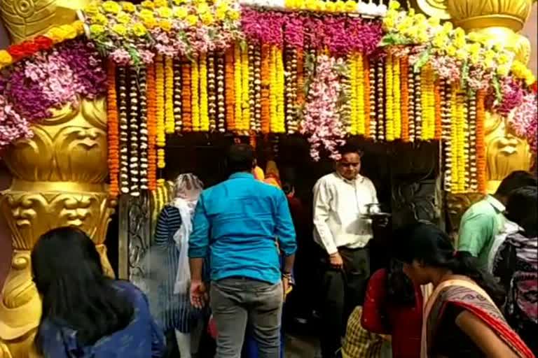 devotees reaching the ashtamukhi shiv temple