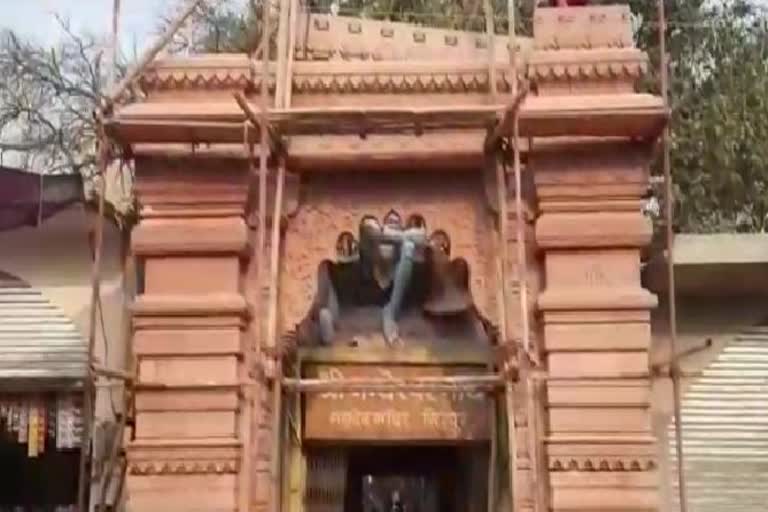 devotee-come-to-see-shiva-in-gandeshwar-temple