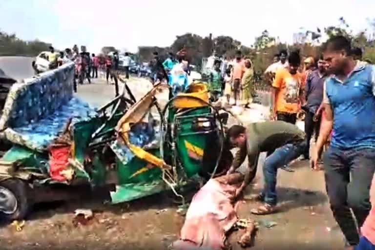 seven killed in collision between auto and car in Murshidabad
