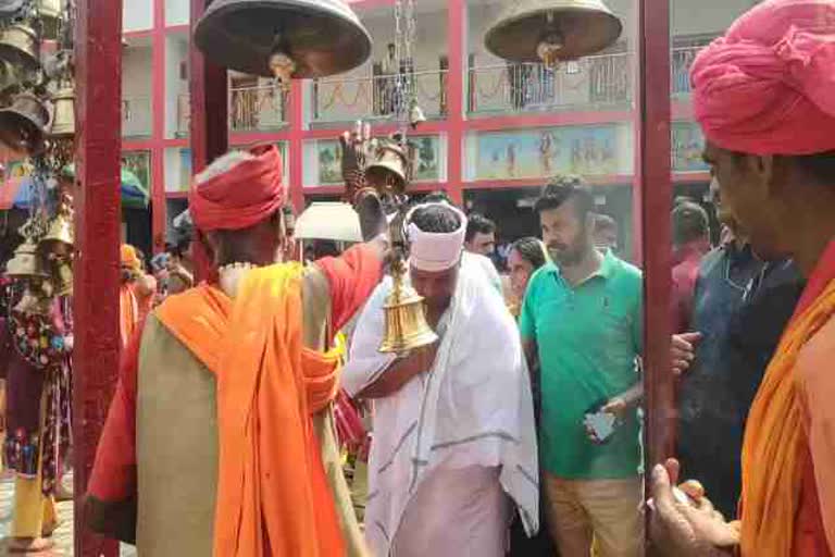 agriculture-minister-badal-patralekh-worshiped-in-basukinath-dham-in-dumka