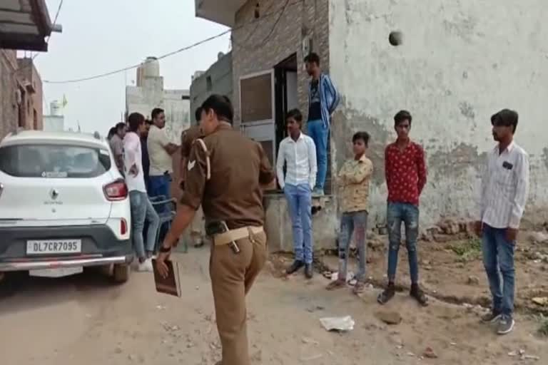 crooks reached the roof of the house on the way of the ladder in Ghaziabad